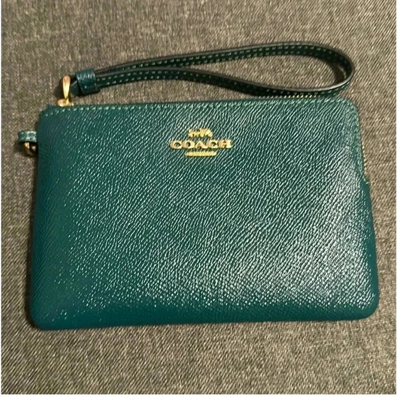 Coach Emerald Wristlet Like New!! - Picture 1 of 9